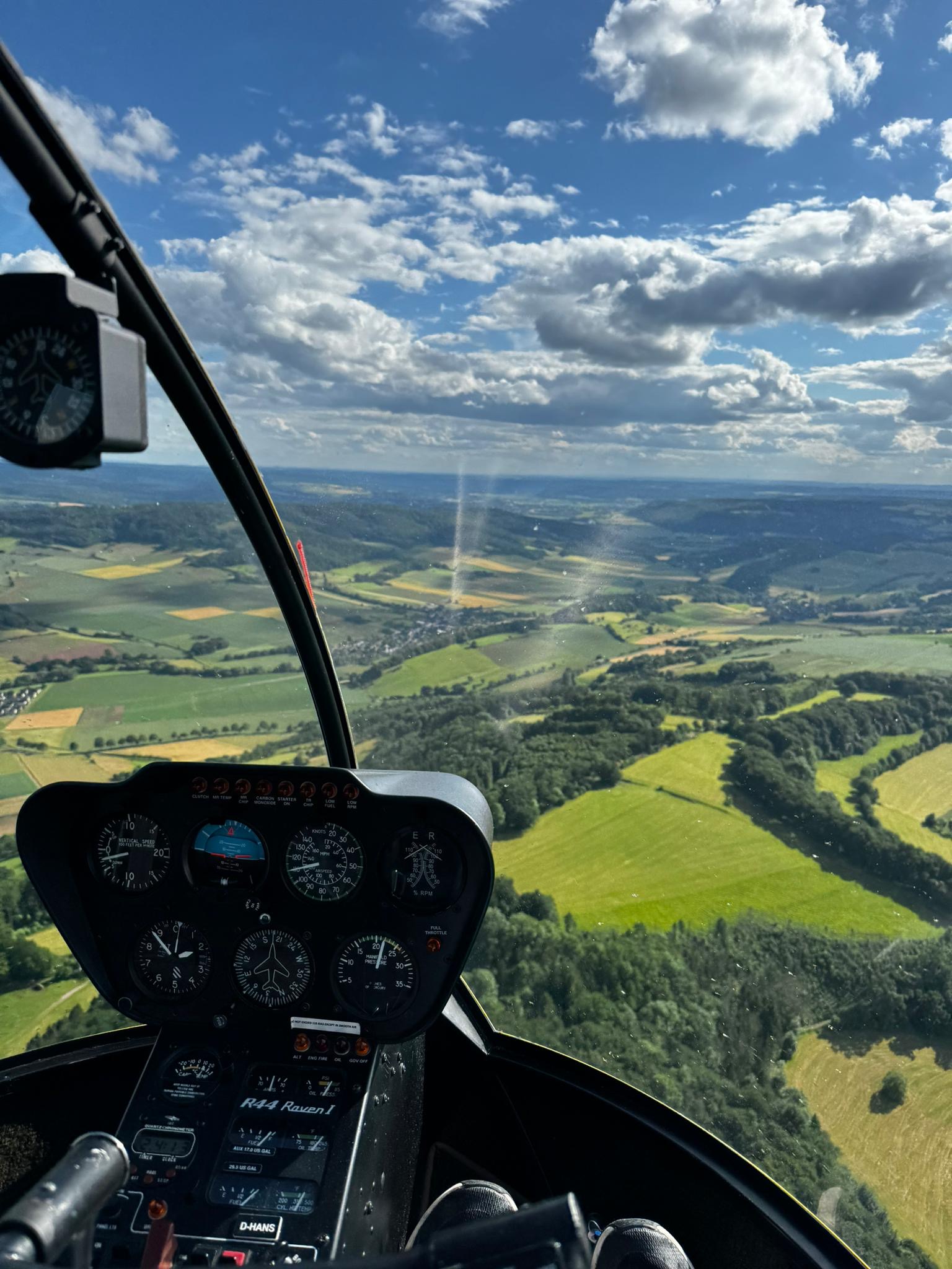 Genieße die Sky­line mit uns – Ein unver­gess­li­cher Hub­schrau­ber­flug über die Stadt